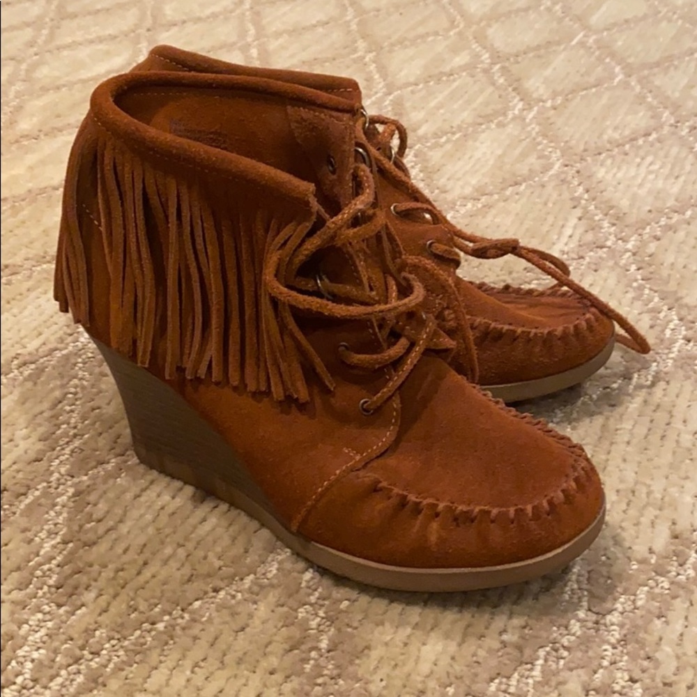 Minnetonka wedged fringe booties!